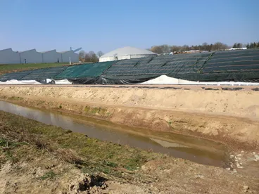 Fahrsilo und Kuppel einer Biogasanlage mit neu angelegtem Erdbecken