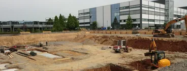 Kettenbagger und Minibagger bei Erdarbeiten auf einer Gewerbebaustelle