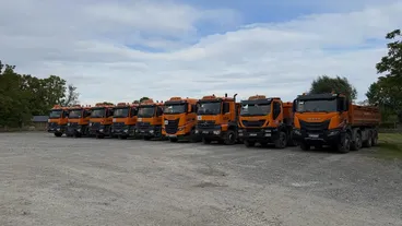 Kipper-LKW-Flotte von Erdbau Hake auf dem Betriebshof