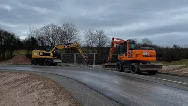 Zwei Mobilbagger von Erdbau Hake auf einer frisch asphaltierten Straße